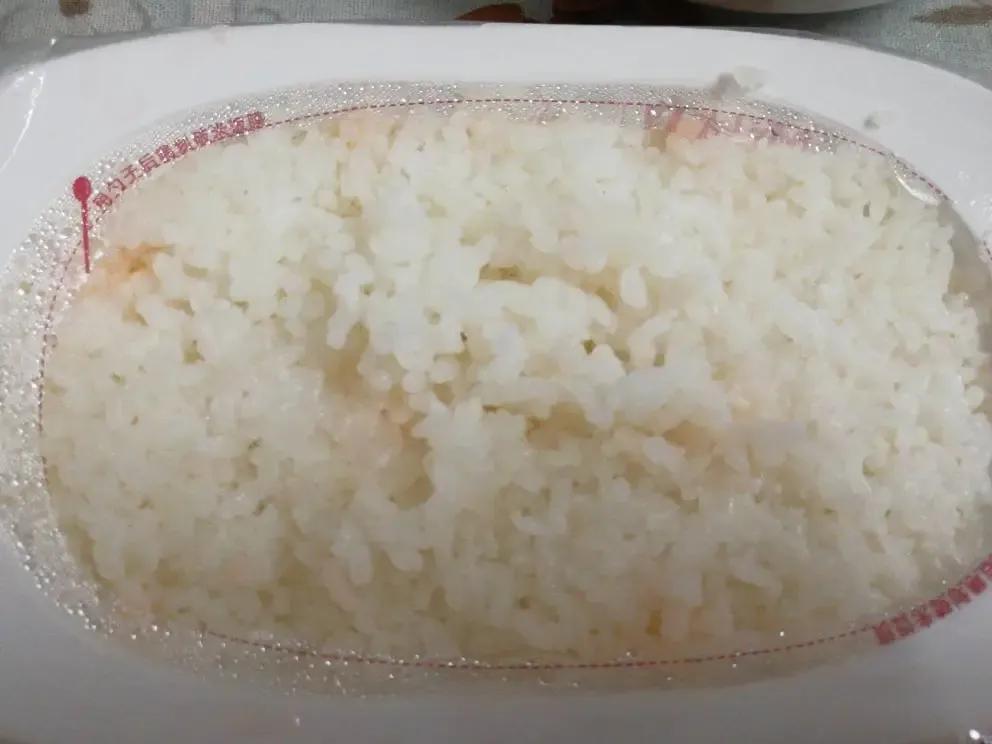 The rice in the self-heating rice is not real rice, but artificially ...