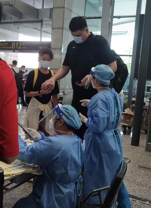 Yao Ming and his 12-year-old daughter showed up at the airport. The ...