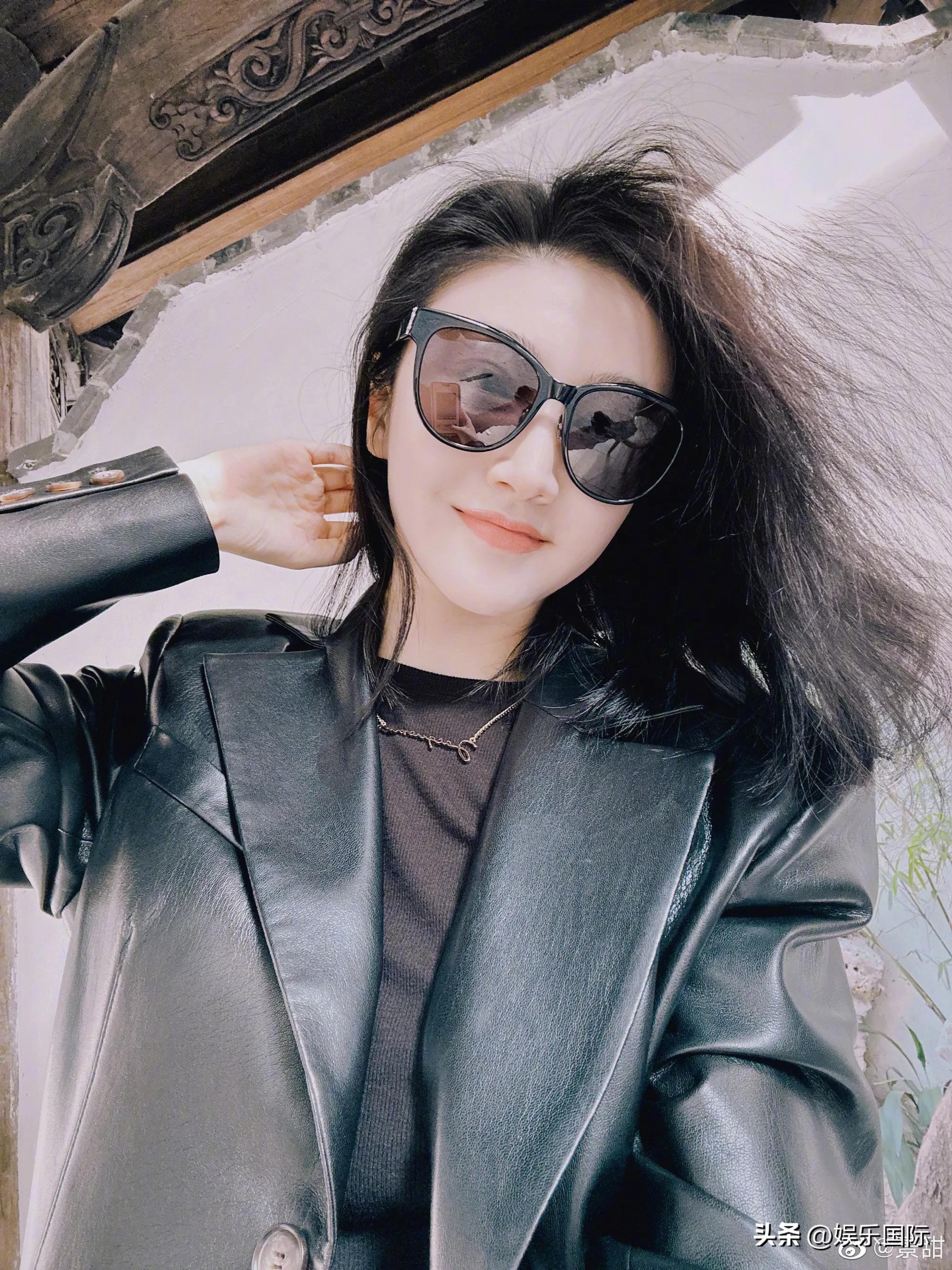 Jing Tian is wearing a leather jacket and stepping on leather boots ...