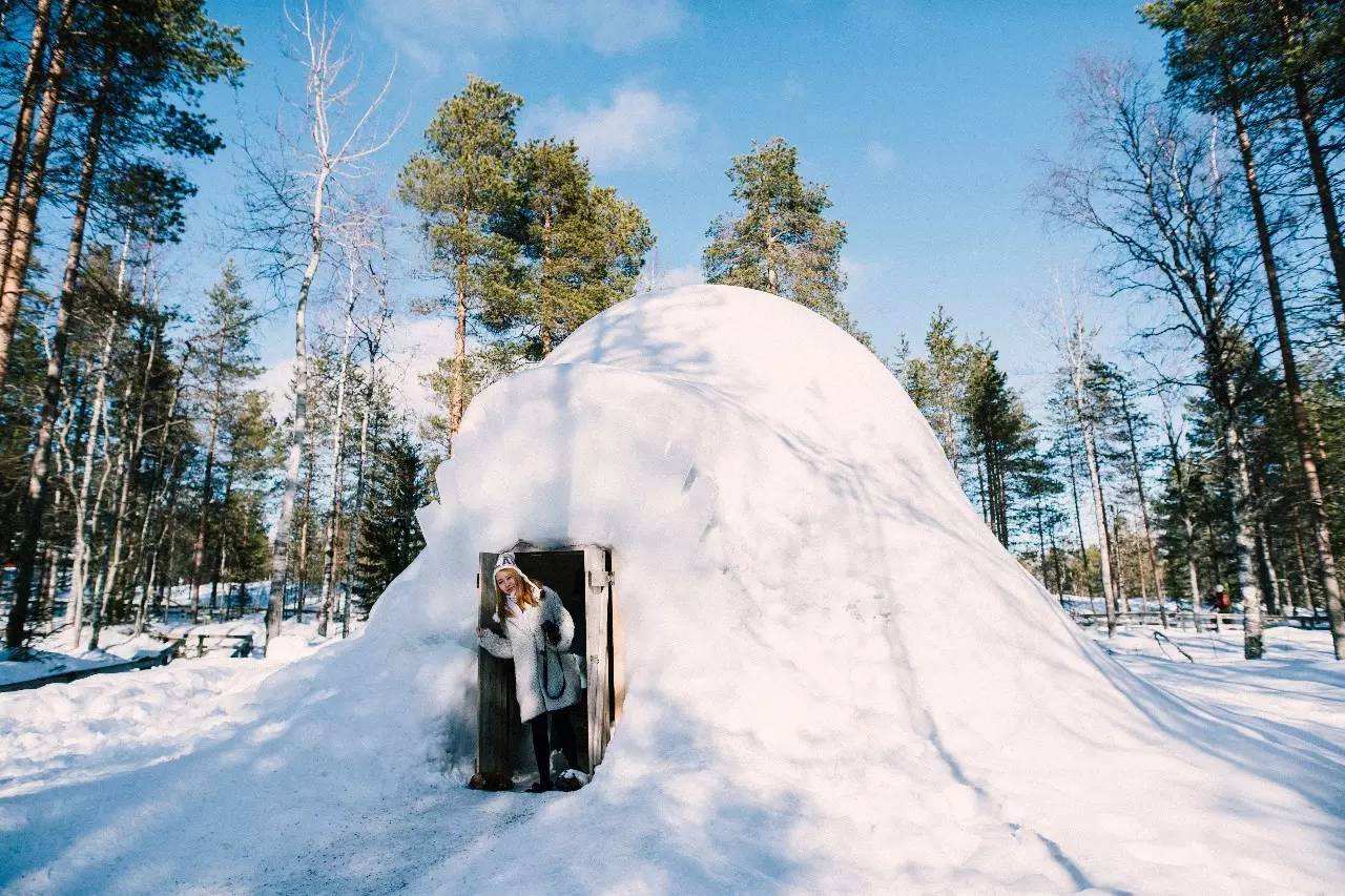 Why do igloos keep warm?Why don't the ice bricks melt when a fire is