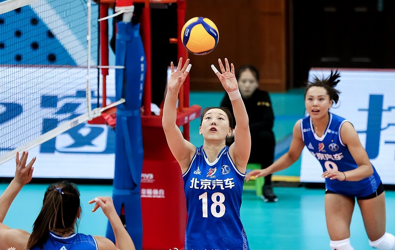 The women's volleyball team adjusts the lineup and 2 substitutes are