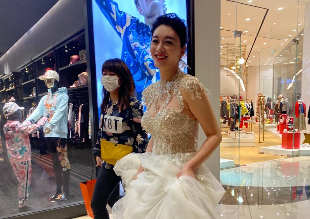 In one scene, Li Xiaoran was working in the kitchen, Liu Ye embraced ...