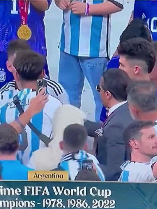 In the end, Messi bit the medal and forced to take a photo with Messi ...