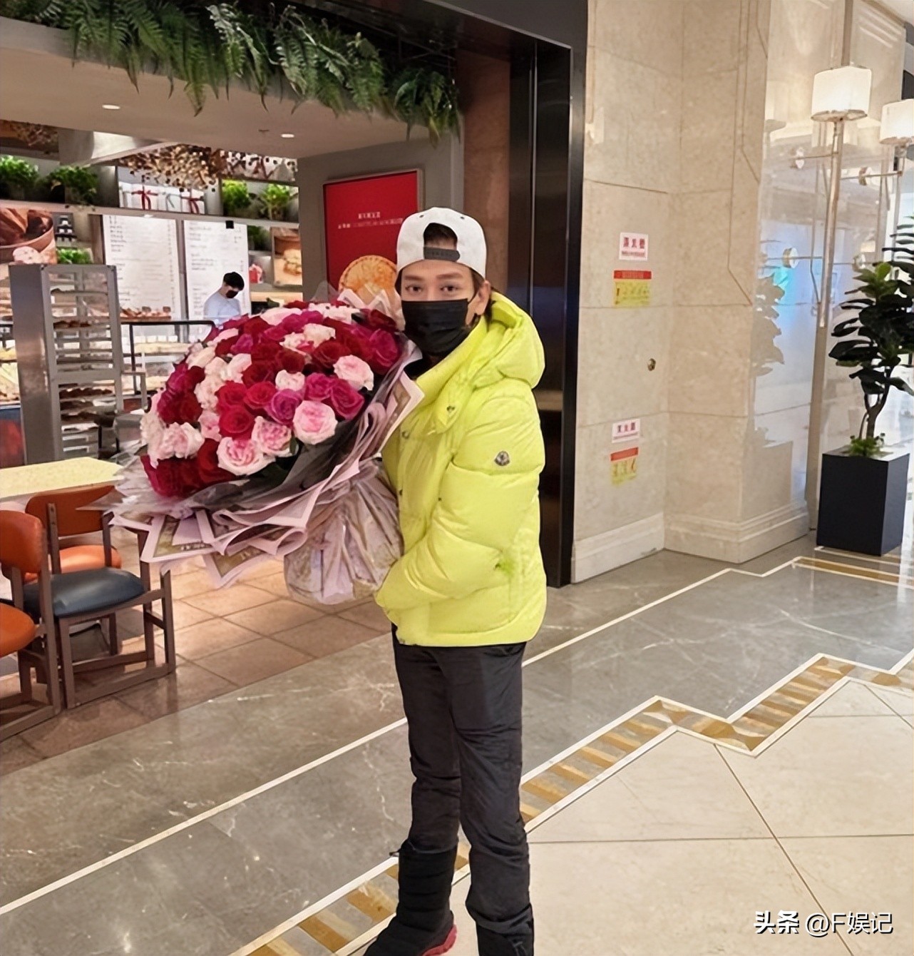 Chen Xiaodong eats alone for his wife's birthday and enjoys the world