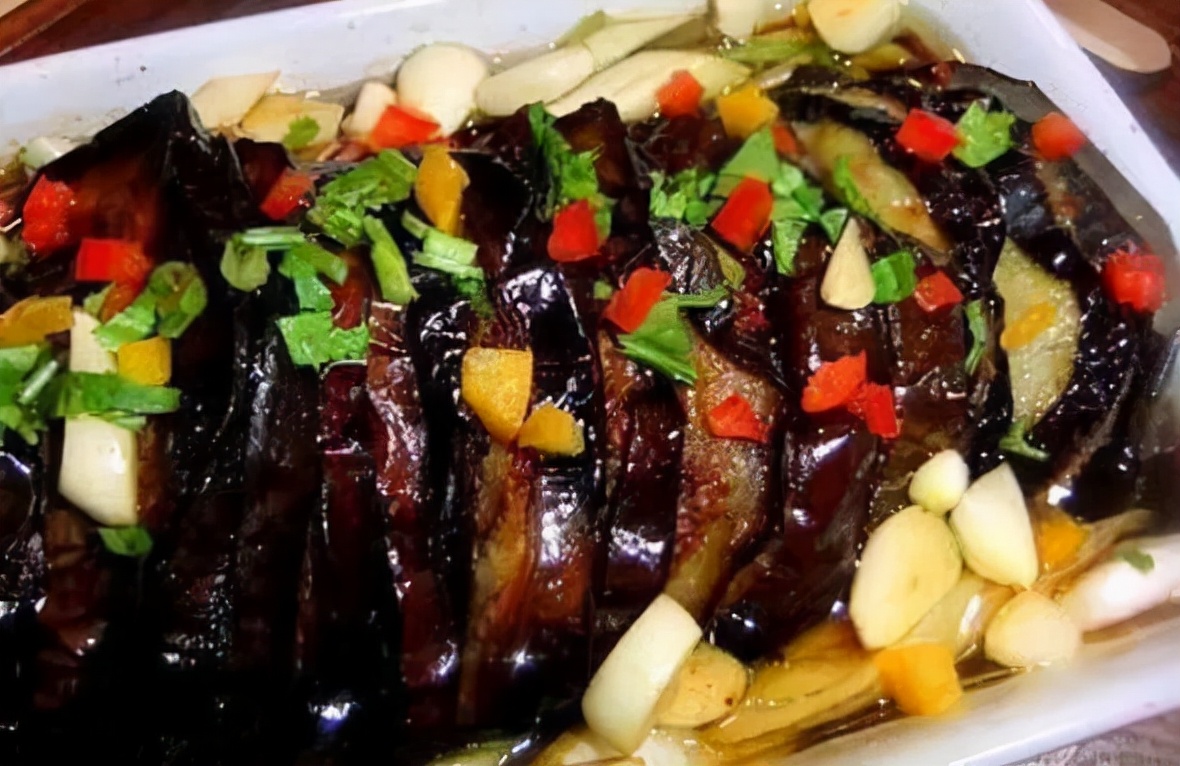 When burning eggplant, it is wrong to put it directly in the pot. If