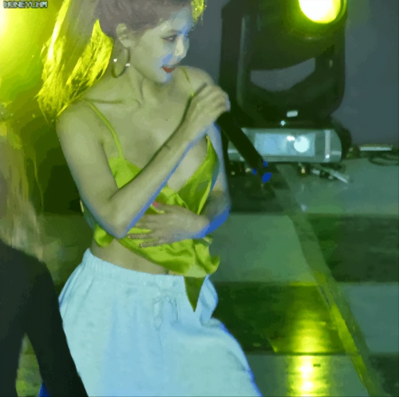 Embarrassing Moments For 9 Actresses Wearing Miniskirts On Stage To embarrassing-moments-for-9-actresses-wearing-miniskirts-on-stage-to
