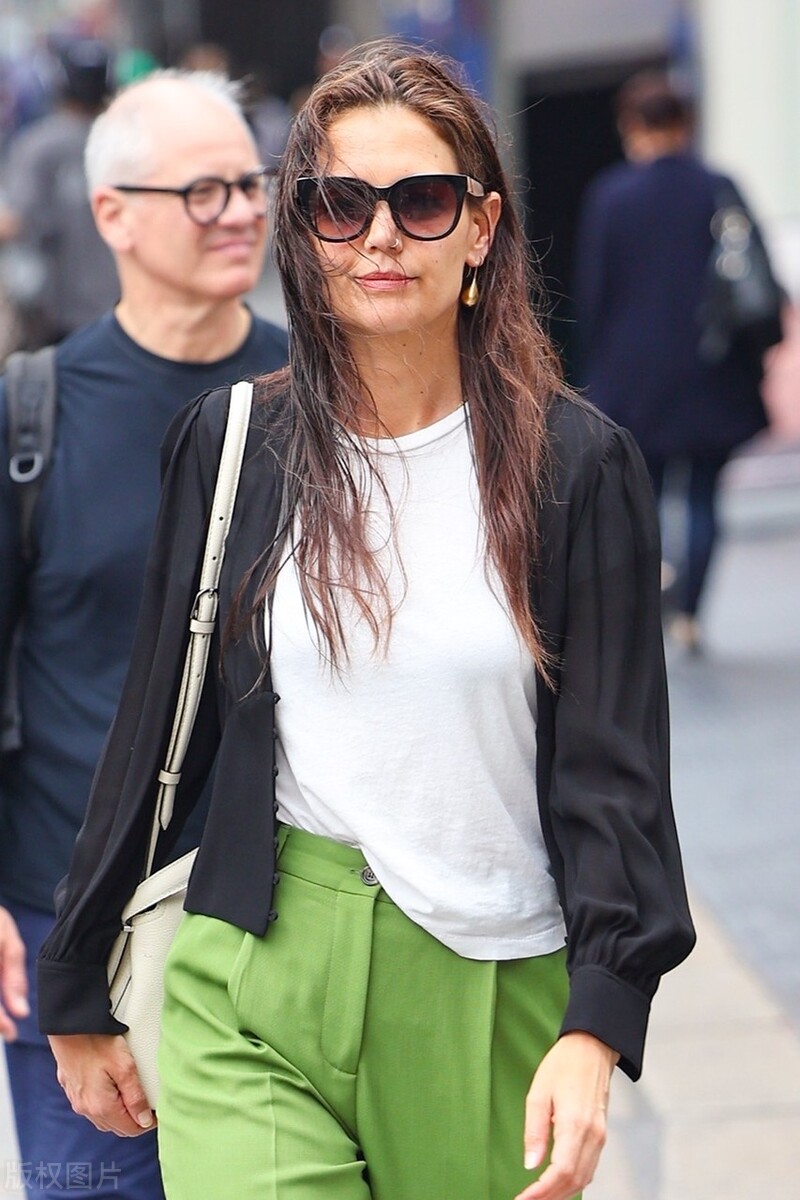 Katie Holmes appeared on the streets of New York in a black cardigan ...