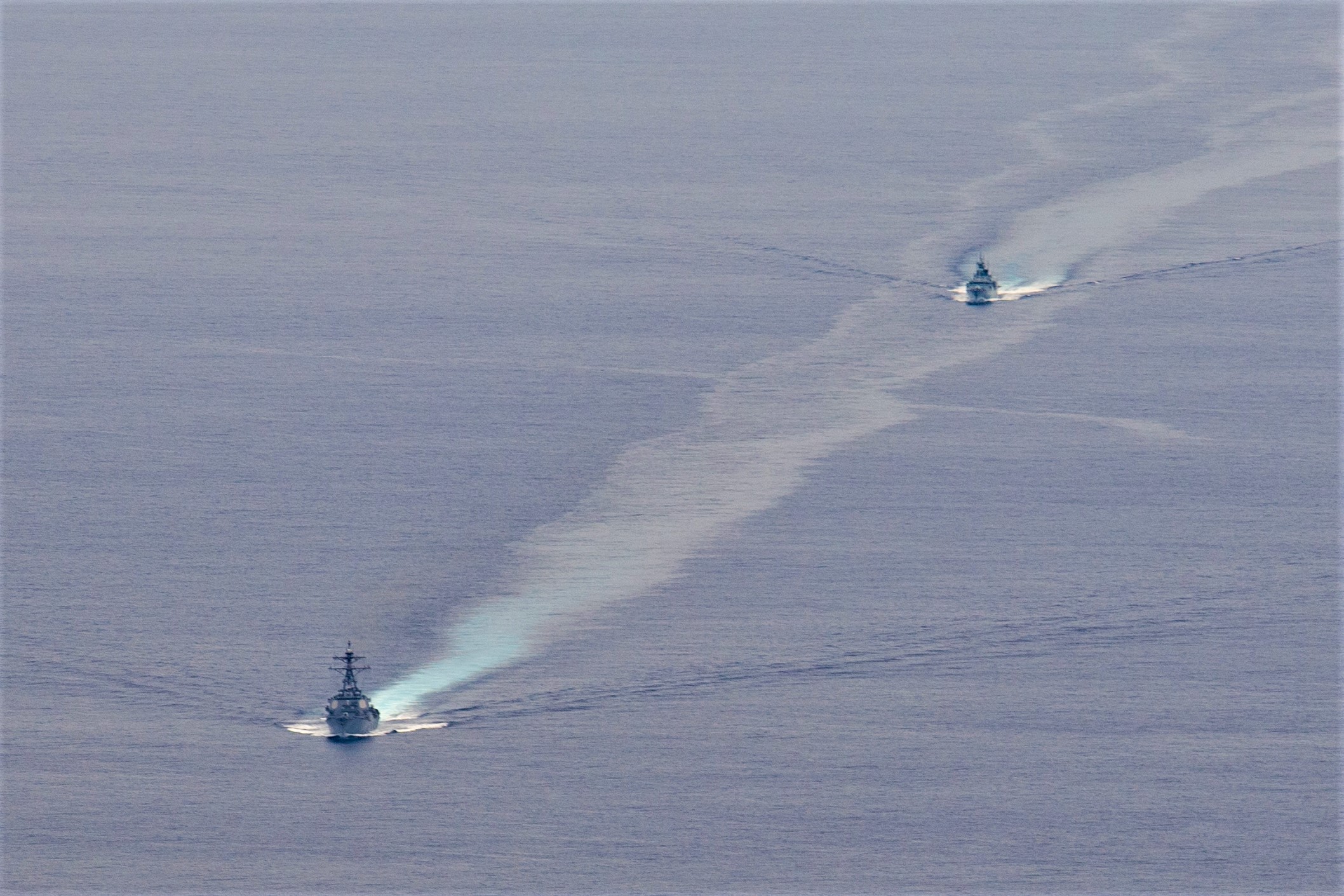 言行不一！伯克艦穿越台海，核航母闖東海，拜登：不尋求對華冷戰