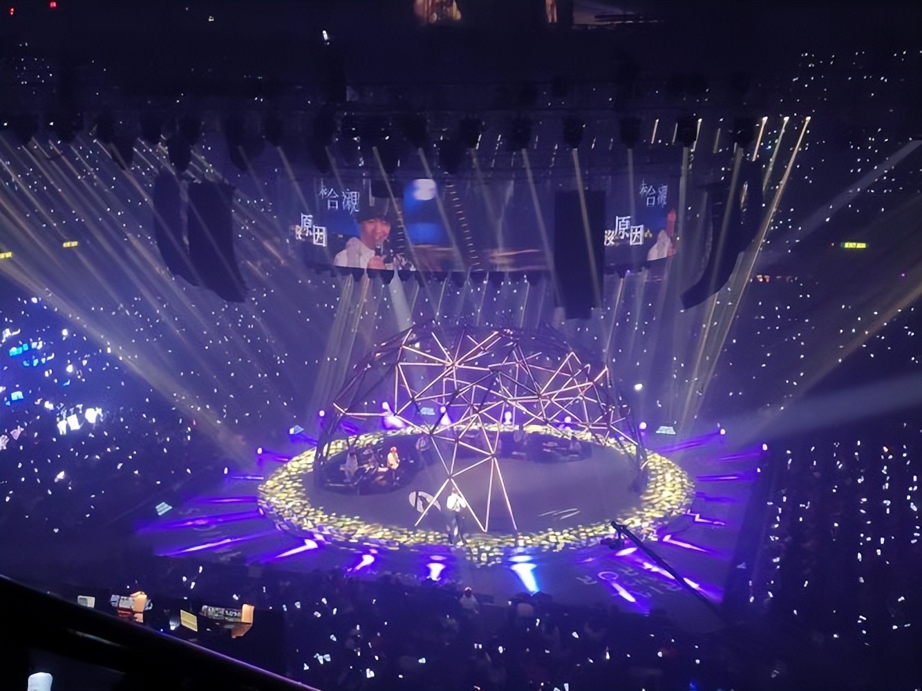 Do you know which singer has the most concerts in Hong Kong Coliseum