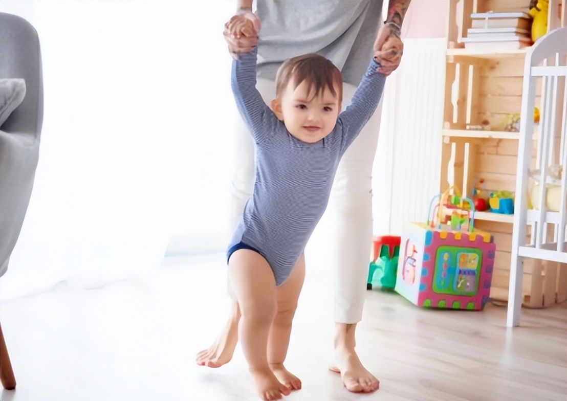 Danger!Stop pulling your baby to learn to walk iNEWS