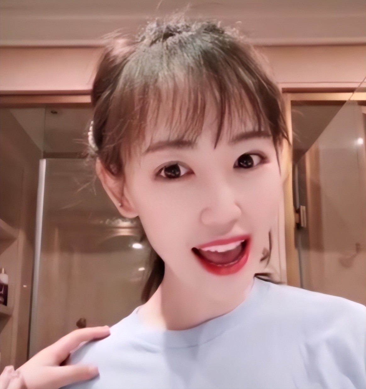 Maria Rong Ma Rong's live streaming caused public outrage, she showed her breasts ...