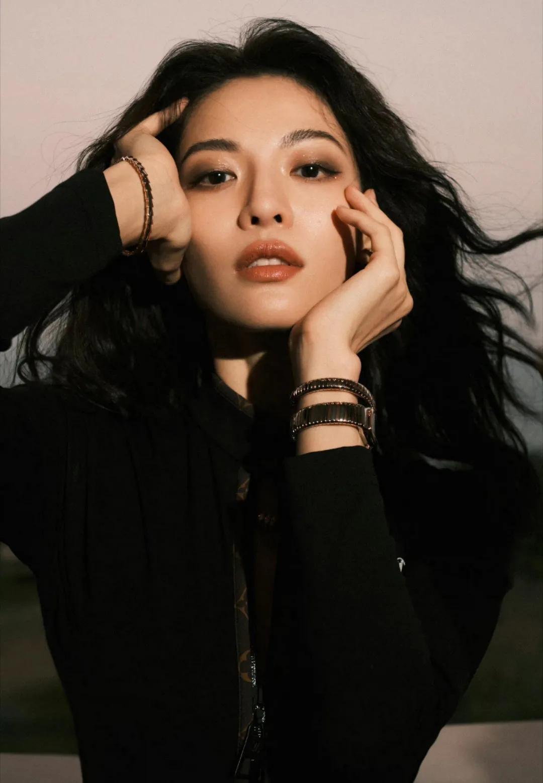 Zhong Chuxi in a black high-cut swimsuit by the sea, with big wavy