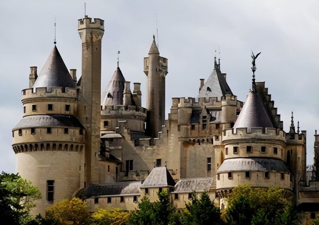 The Middle Ages in Europe: The Application of Iron Fences in Castle and ...