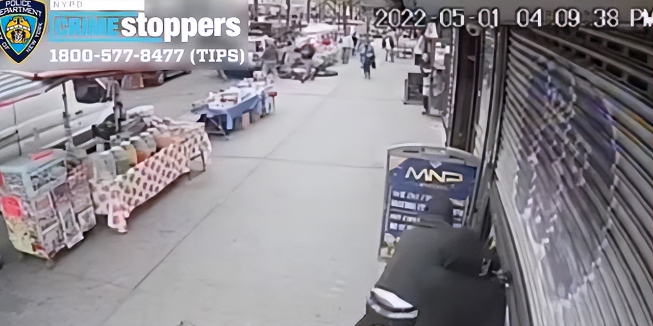 Two robbers in New York smashed shop windows with sledgehammers