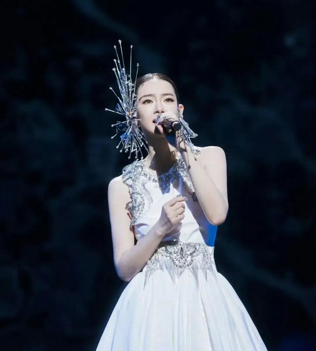 Qi Wei wore a three-story fairy dress during her Chengdu concert, and ...