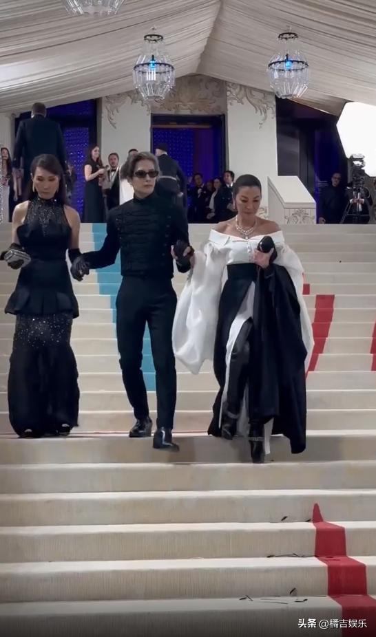 Michelle Yeoh, He Chaofeng and Wang Jiaer hold hands on the red carpet ...
