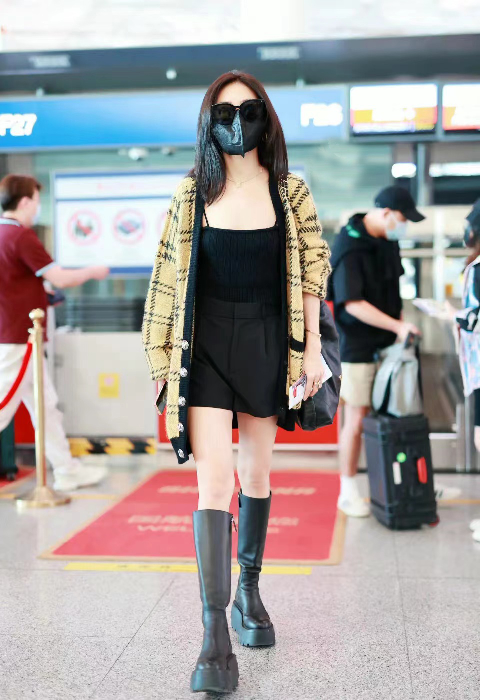 Deng Jiajia's private clothes at the airport, wearing a yellow plaid ...