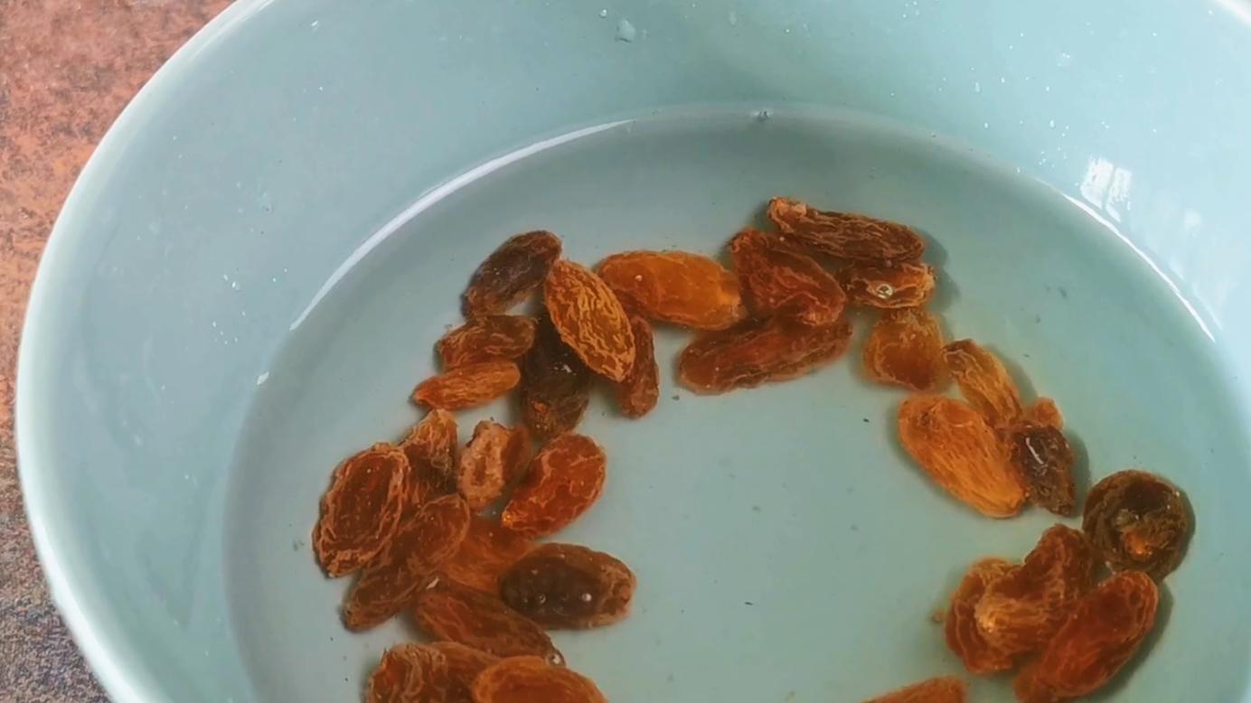 Soak raisins in vinegar, many people don't know what it is, it's really ...