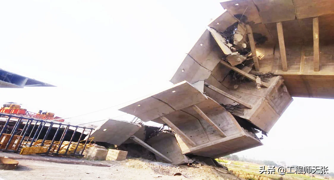 Bridge collapses again in India!The bridge under construction across ...