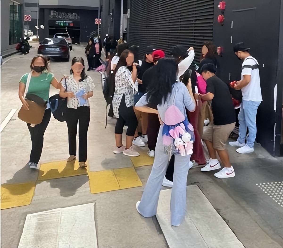 The maid was reported and complained about selling boxed lunches on the