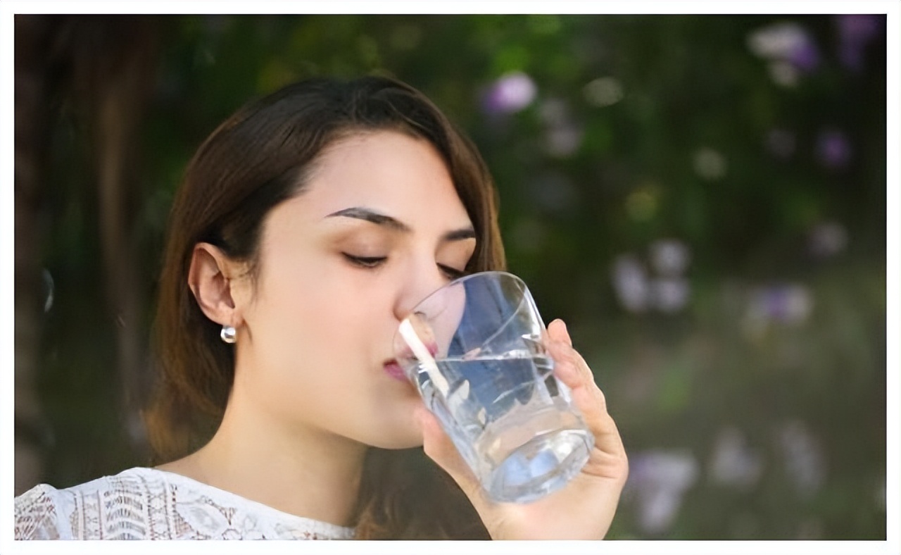 People who urinate frequently after drinking water, or people who don't go to the toilet for a