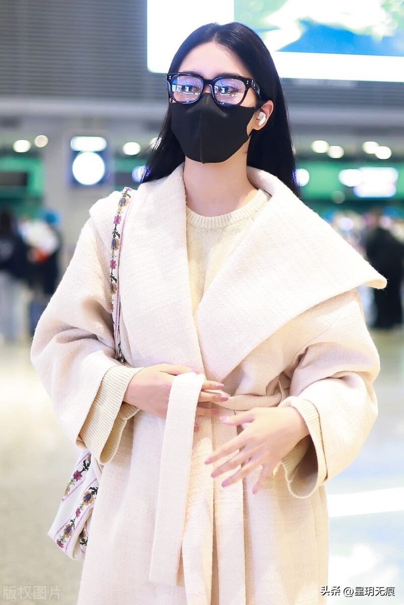 Yang Caiyu appeared at Hongqiao Airport, wearing a fashionable and
