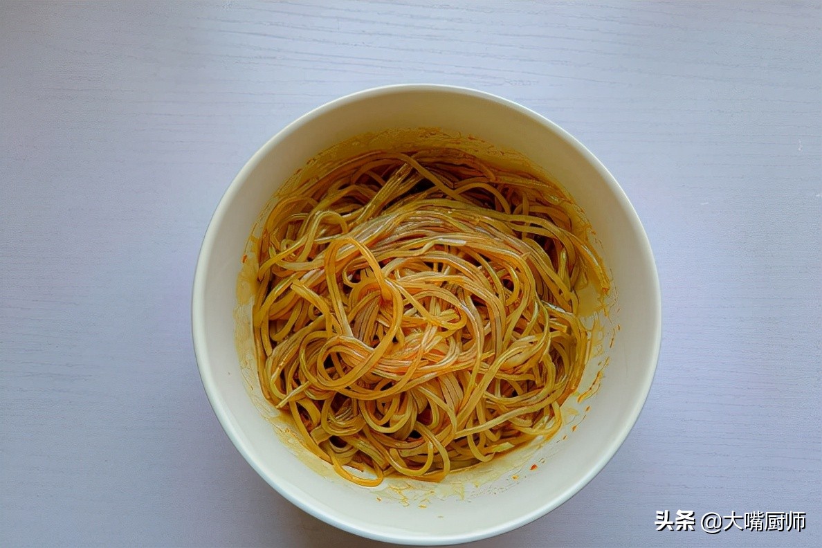 Fried vermicelli is very simple, teach you 3 tips, the vermicelli is not lumpy, not broken, non