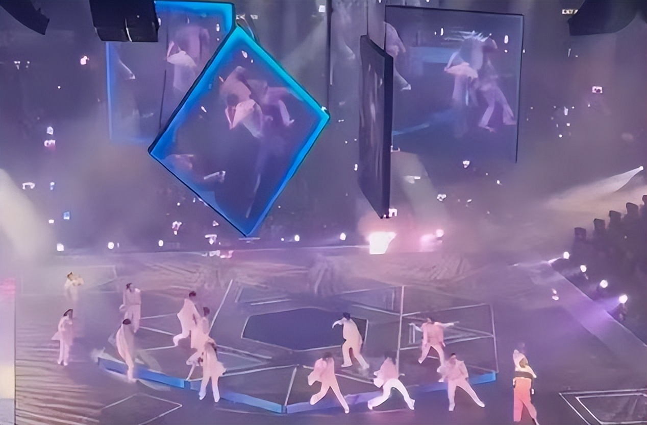 The 19yearold famous Japanese actress fell headfirst off the stage