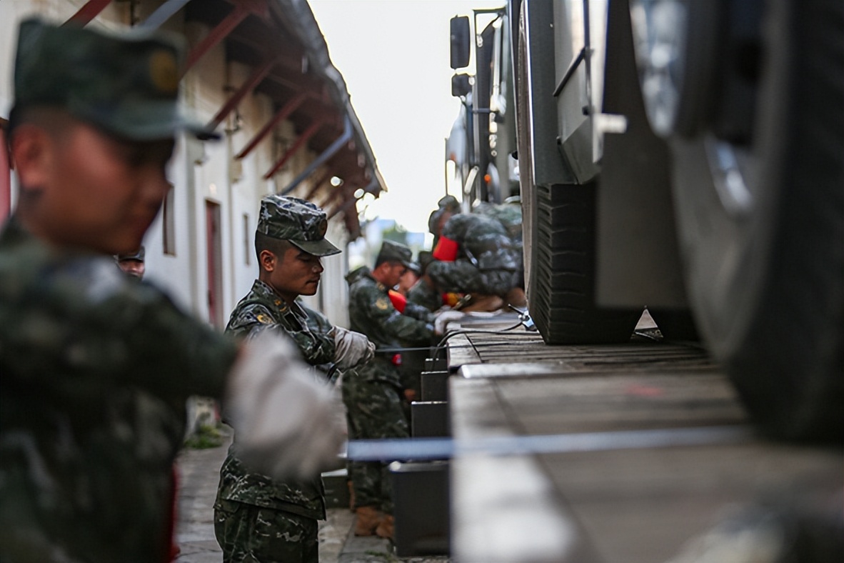 Loading Trainning Rail loading training improves troop transport and delivery ...