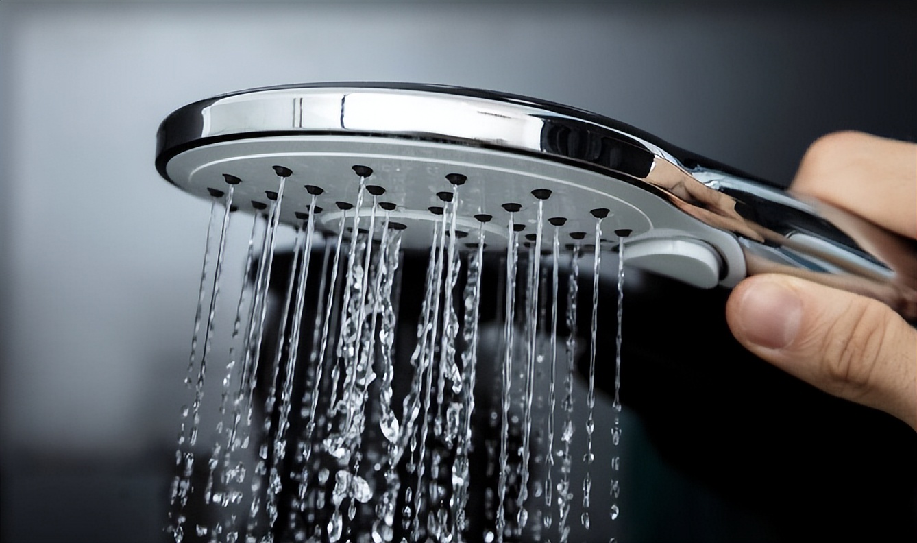 Bathroom shower head clogged?Don't stick with needles!Teach you the ...