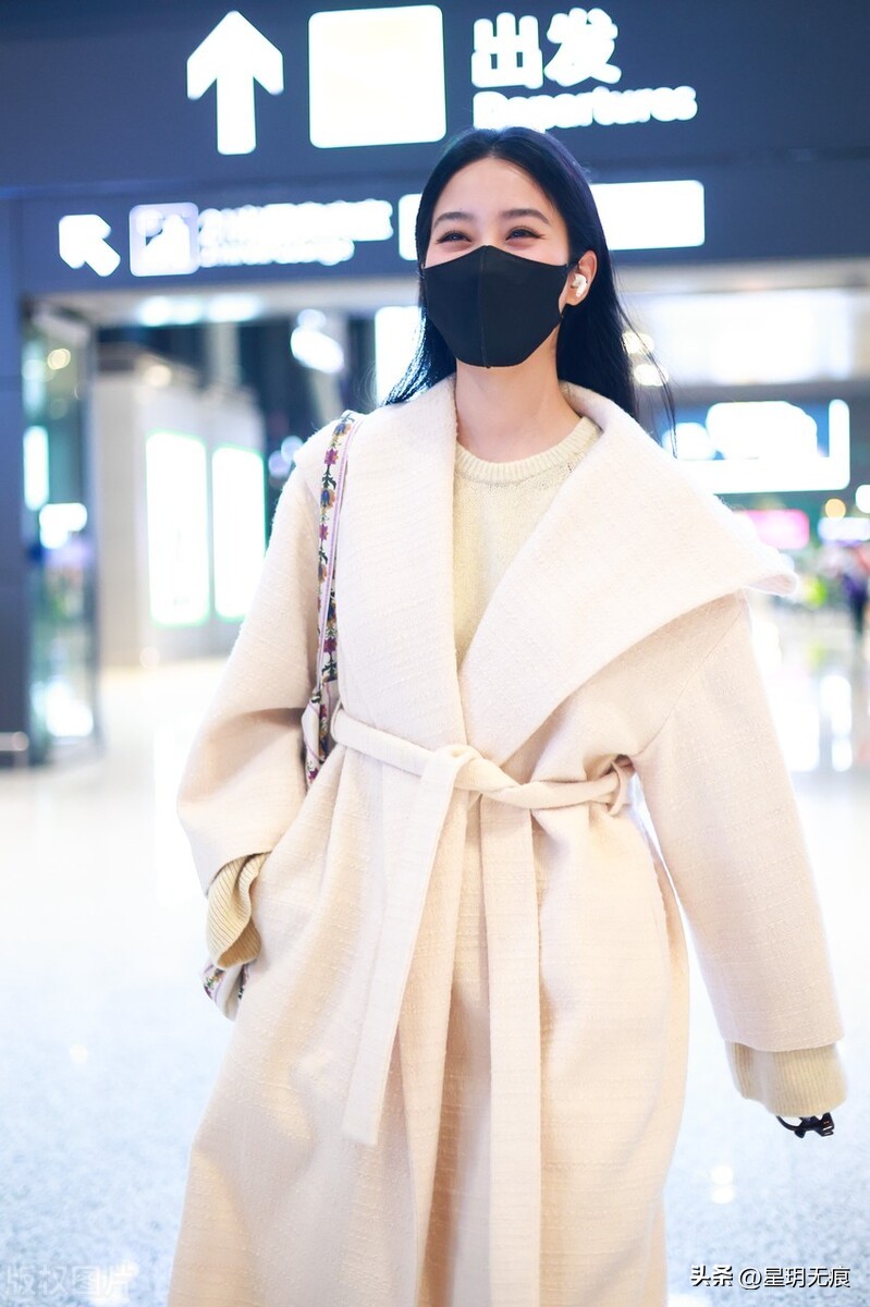 Yang Caiyu appeared at Hongqiao Airport, wearing a fashionable and