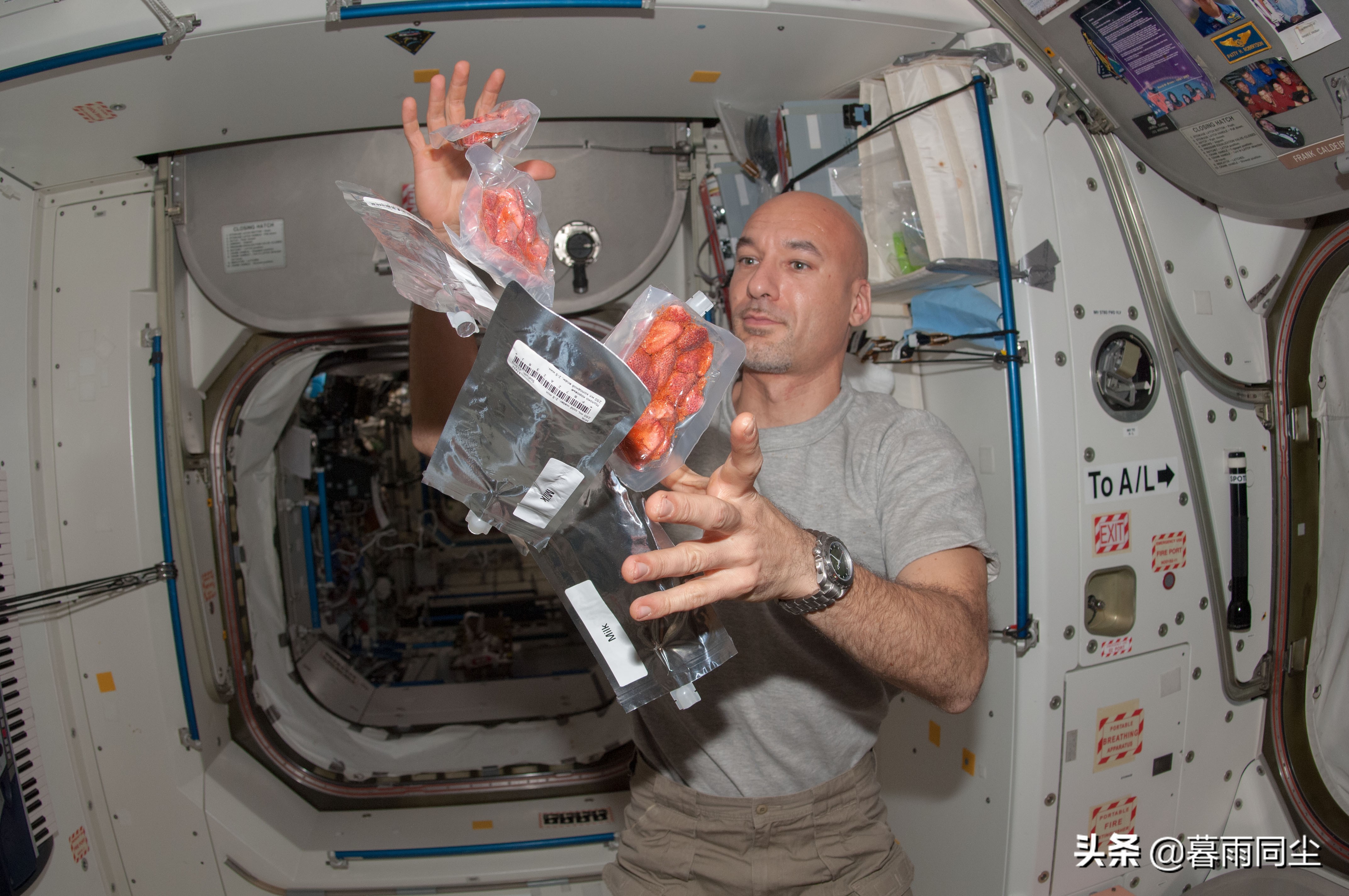 What do astronauts eat in space?How to eat and drink?Can astronauts