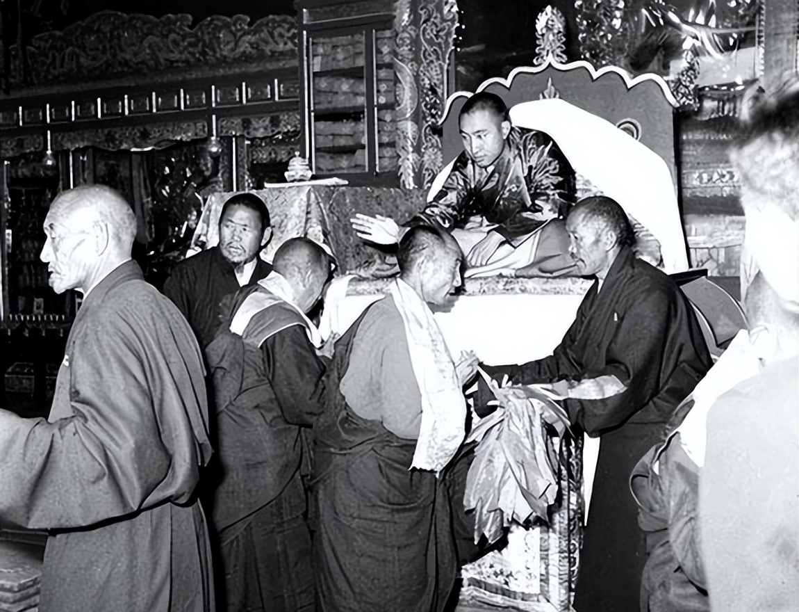 The 10th Panchen Lama married a 19-year-old female student and took off ...