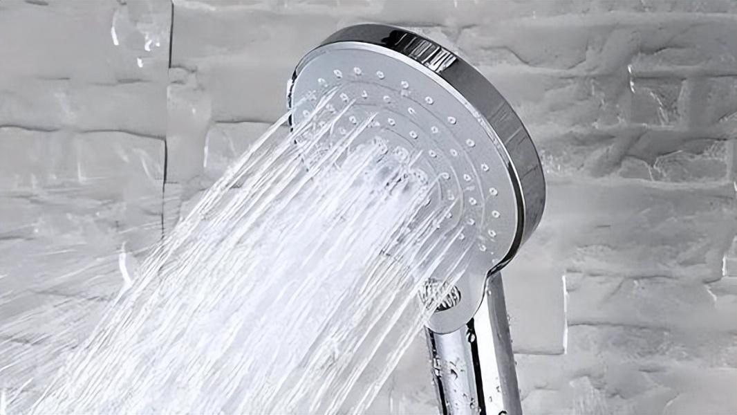 Bathroom shower head clogged?Don't stick with needles!Teach you to do