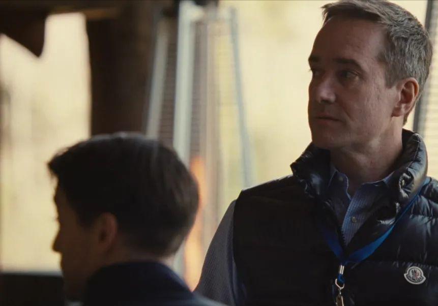 How to dress like a billionaire?First, there is no logo all over iNEWS