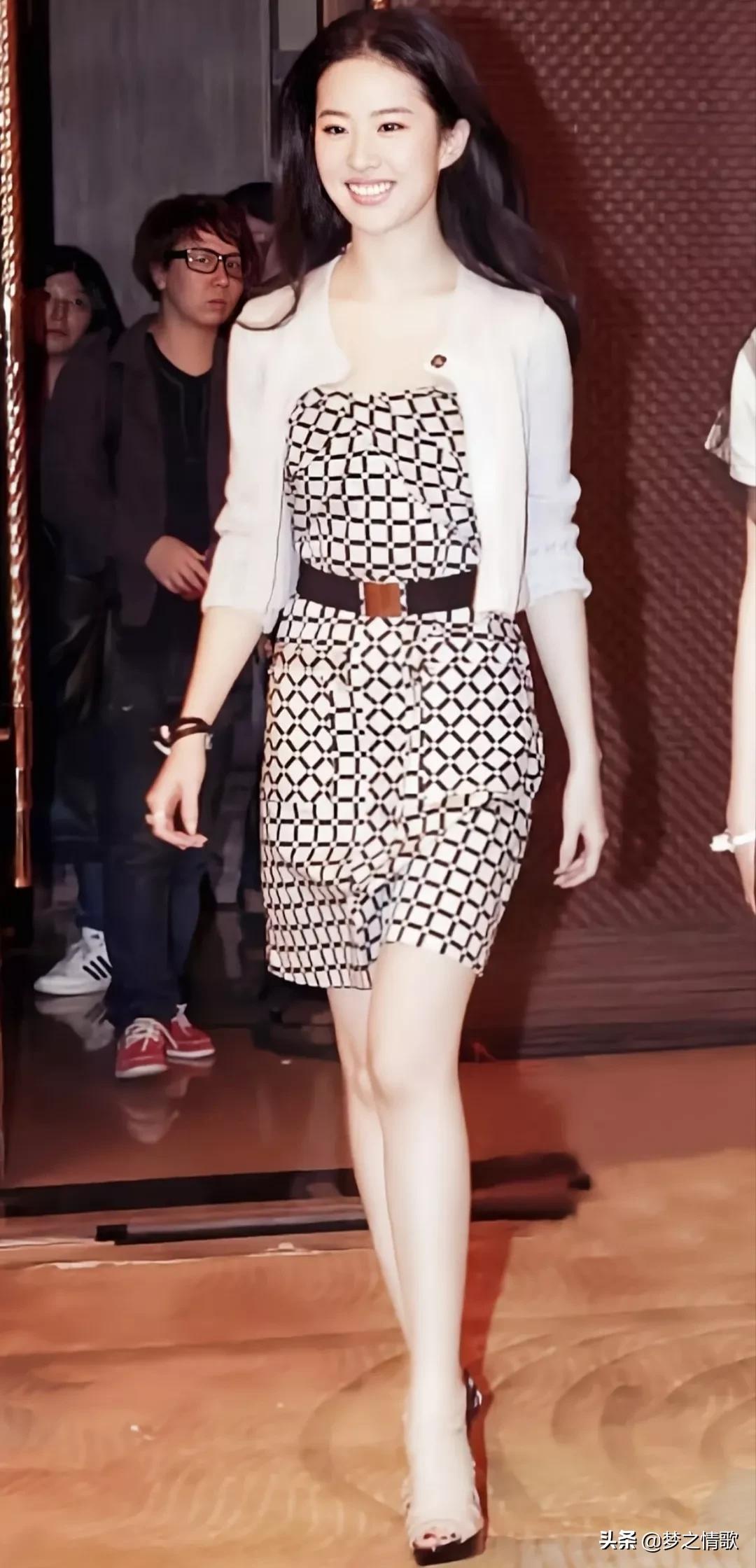 The skirt has high heels and long legs, mature and charming Liu Yifei ...