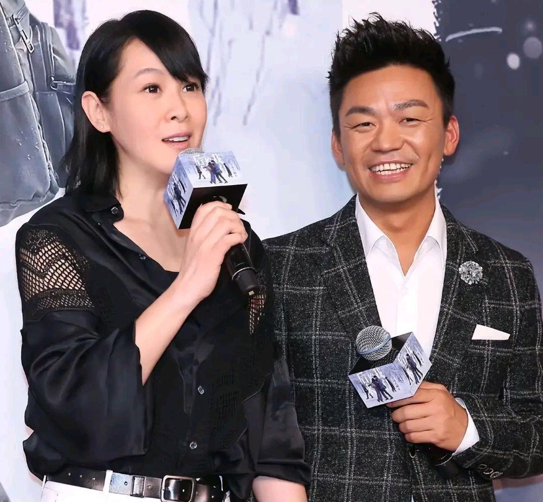 Siblings love deeply, Wang Baoqiang gave Liu Ruoying flowers and drinks ...