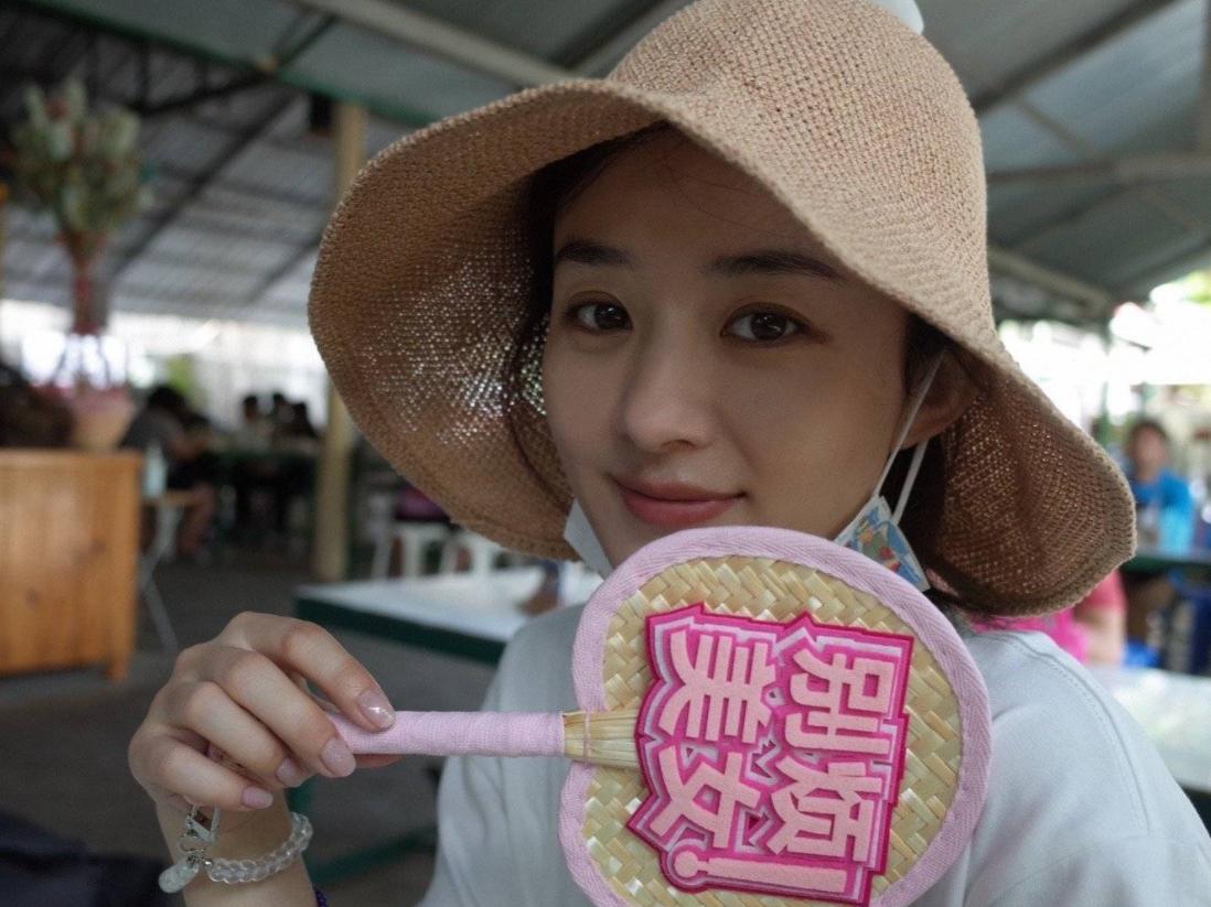 Zhao Liying posted travel photos without makeup. After divorcing Feng ...