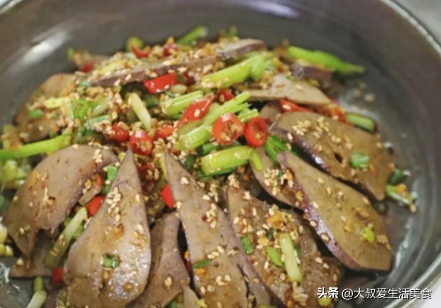 It's hot, let me teach you how to cook cold pork liver at home. It's