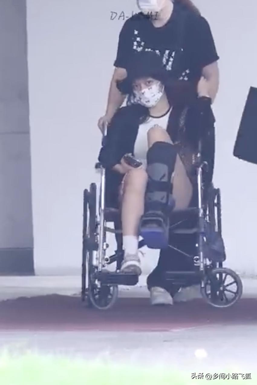 Cheng Xiao appeared in a wheelchair at the airport dressed up without ...