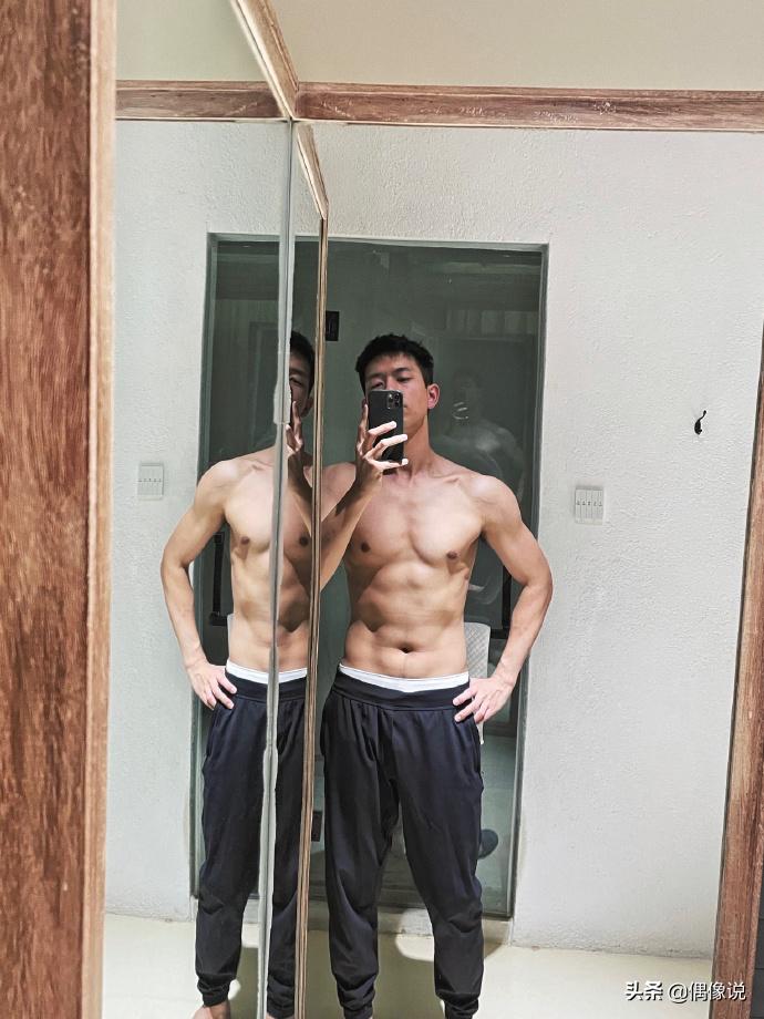 Li Xian shows his abdominal muscles late at night. He has a strong body ...