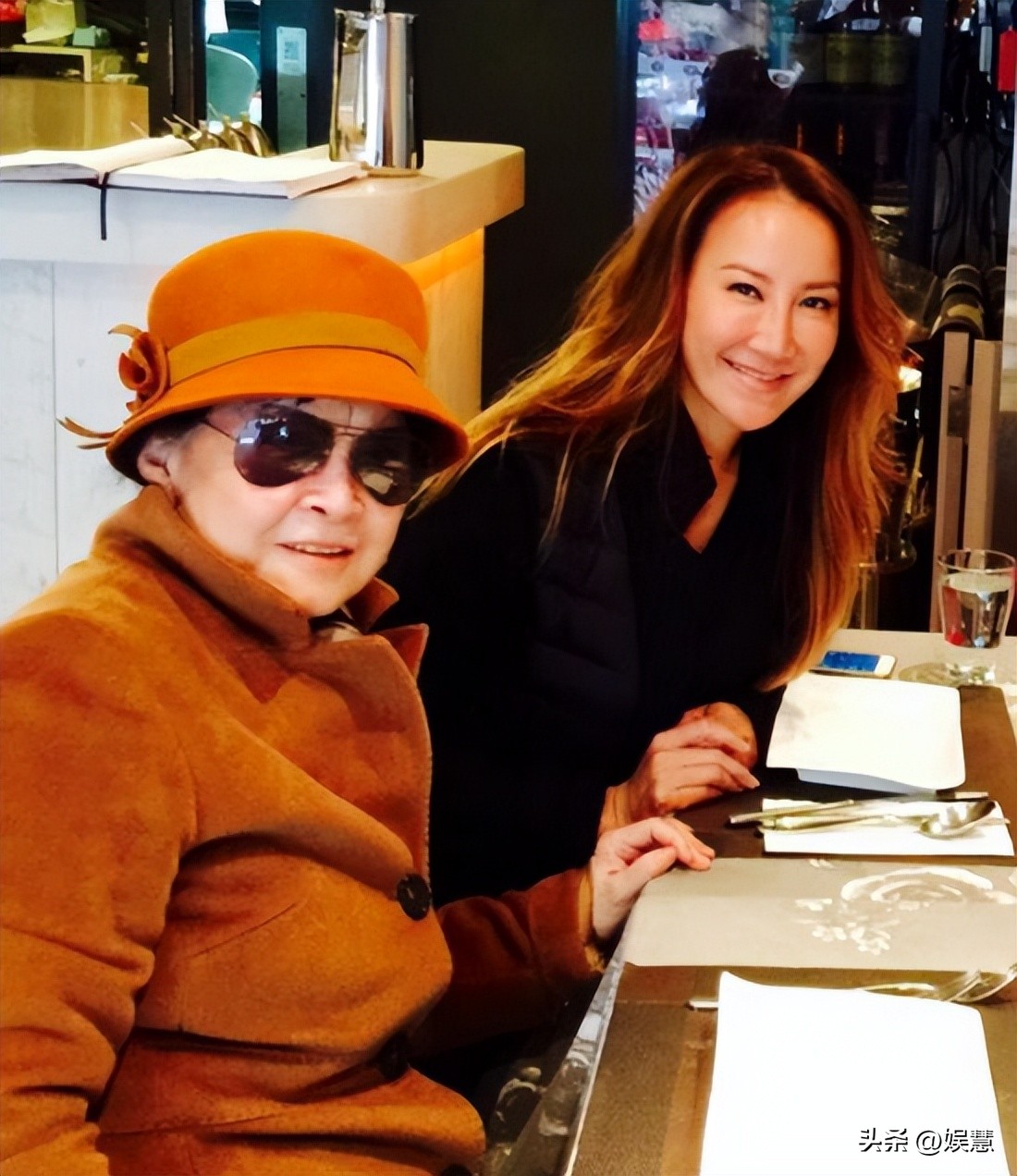 Coco Lee's mother, accompanied by her daughter Qiulin Silin, went to ...