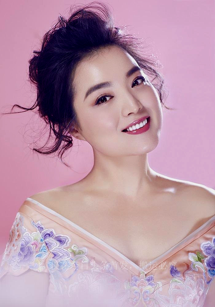 Singer Bai Xue After Divorcing At The Age Of 38 She Remarried And Remarried To Her 8 Year Old