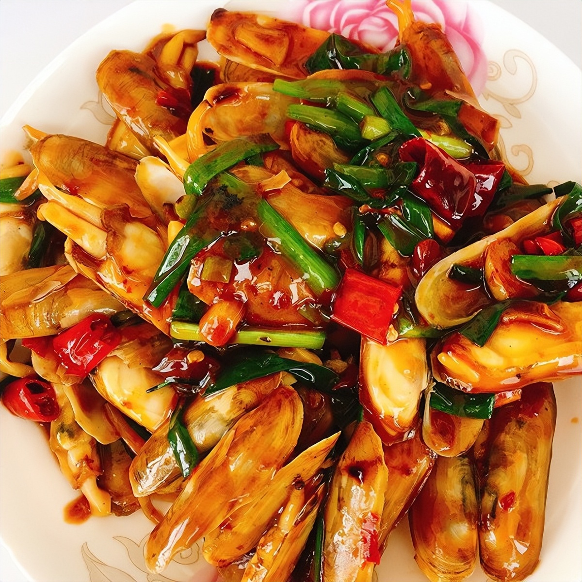 The method of razor clams is tender and juicy. Home-cooked seafood is ...