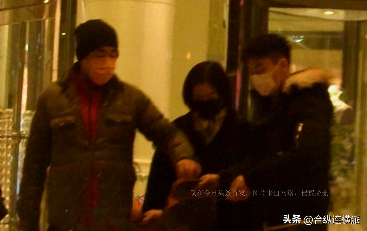 Chen Baoguo's family of three enjoys a warm outing. Their son is tall ...