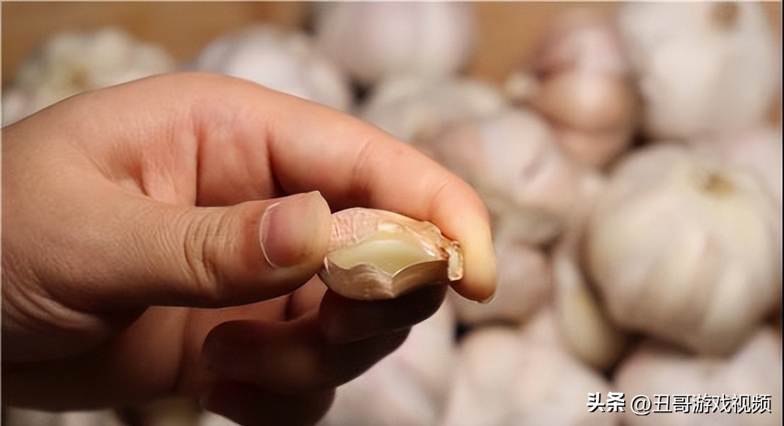 It turns out that peeling garlic is so simple, only one beer cap is