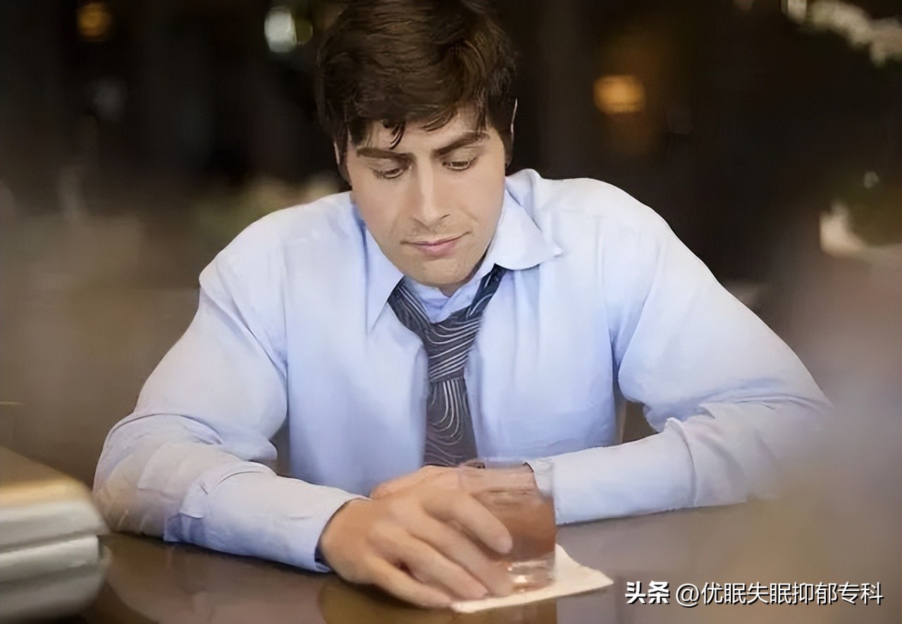 Can I drink alcohol, strong tea and coffee while taking antidepressants