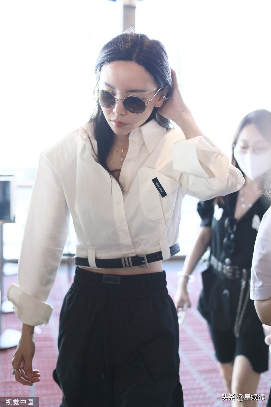 Yu Wenwen appeared in a white shirt with wide-leg pants at the airport ...