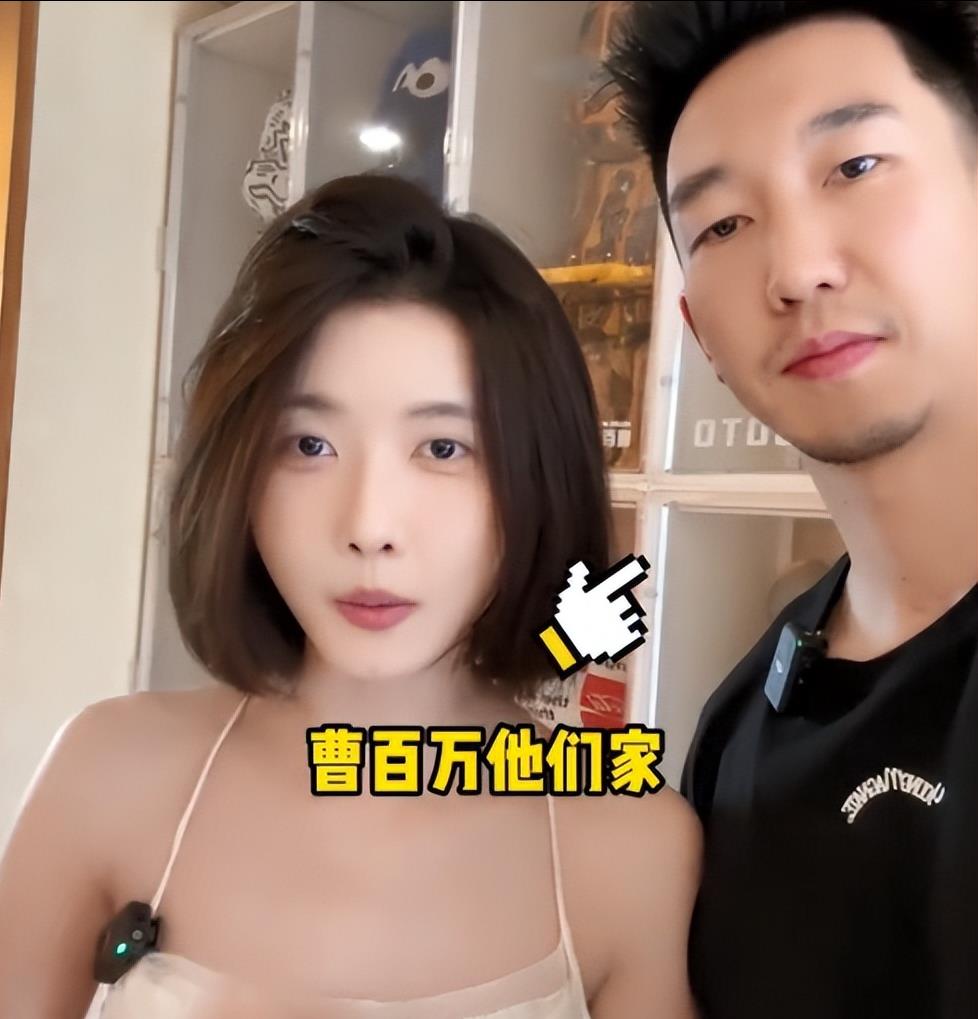 Nie Xiaoyu went to Cao Yan's house and wore a suspender skirt with ...