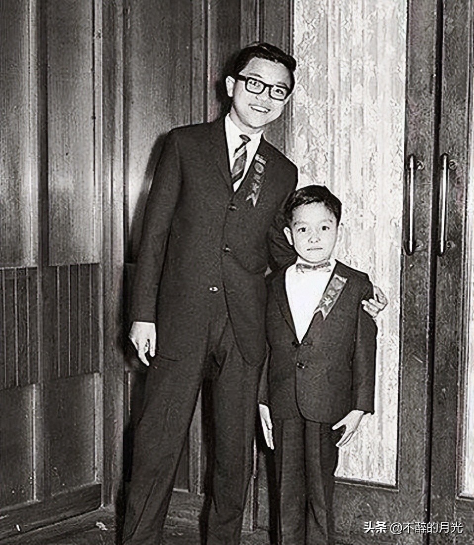 There is a kind of charming called Leslie Cheung, Tang Hede is still ...
